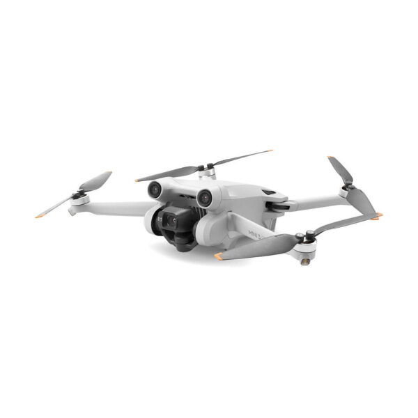 DJi_Mini_3_Pro_Smart_Controller_004 DJI Mini 3 Pro + RC-N1 Ohjain on kompakti valkoinen nelikopteri, jossa on neljä oransseilla kärjillä varustettua rekvisiittaa, etukamera, ja se on kuvattu valkoista taustaa vasten.