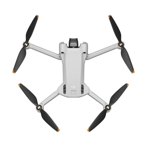 DJi_Mini_3_Pro_Smart_Controller_006 DJI Mini 3 Pro + RC-N1 Ohjain on hopeanvärinen nelikopteri, jossa on neljä mustaa potkuria, joissa on oranssit kärjet, kuvattuna ylhäältäpäin valkoisella pohjalla. Sen aerodynaaminen muotoilu parantaa sekä tyyliä että suorituskykyä.