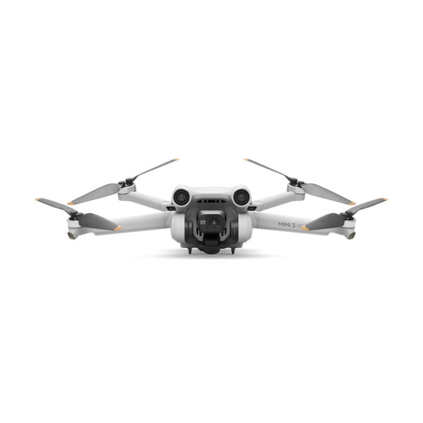 DJi_Mini_3_Pro_Smart_Controller_007 Pienikokoinen valkoinen DJI Mini 3 Pro + RC-N1 Ohjain -lennokki, jossa on neljä pidennettyä potkuria ja etukamera, katsottuna suoraan valkoista taustaa vasten. Mini 3 Pro -mallin etiketti näkyy oikealla puolella.