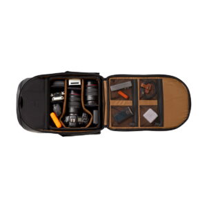 Gomatic Peter McKinnon Everyday Daypack - Bundle, jossa on 1 iso kuutio -kamerareppu avautuu litteäksi, jolloin vasemmalla puolella on kamera-, objektiivi- ja tarvikelokerot ja oikealla puolella verkkotaskut akuille ja vaatteille.