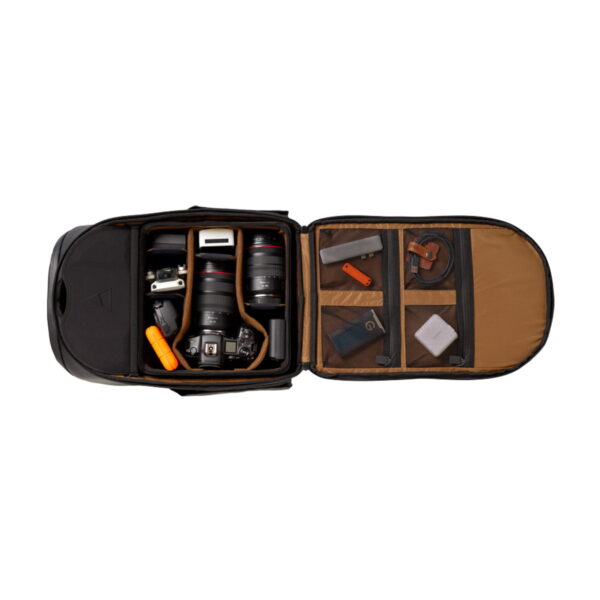 Gomatic Peter McKinnon Everyday Daypack - Bundle, jossa on 1 iso kuutio -kamerareppu avautuu litteäksi, jolloin vasemmalla puolella on kamera-, objektiivi- ja tarvikelokerot ja oikealla puolella verkkotaskut akuille ja vaatteille.