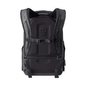 Gomatic Peter McKinnon Everyday Daypack - Bundle, jossa on 1 suuri kuutio, näkyy takaa, ja siinä korostuvat pehmustetut olkahihnat, rintaremmi, strukturoitu selkäpaneeli ja hienovarainen kohokuvioitu pääkallon ja ristiluiden logo keskellä.