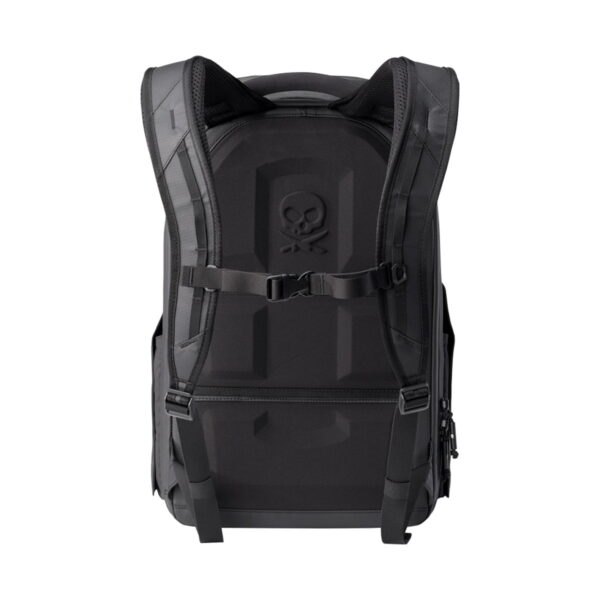 Gomatic Peter McKinnon Everyday Daypack - Bundle, jossa on 1 suuri kuutio, näkyy takaa, ja siinä korostuvat pehmustetut olkahihnat, rintaremmi, strukturoitu selkäpaneeli ja hienovarainen kohokuvioitu pääkallon ja ristiluiden logo keskellä.