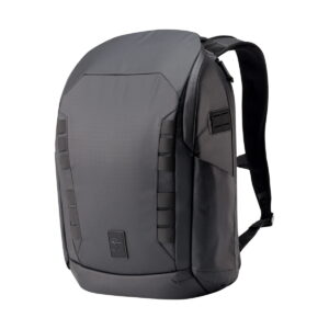 Gomatic Peter McKinnon Everyday Daypack - Bundle with 1 large cube -kamerareppu on moderni musta reppu, jossa on rakenteellinen muotoilu, pehmustetut olkahihnat ja useita kiinnityslenkkejä edessä ja sivuilla, kuvassa valkoista taustaa vasten.