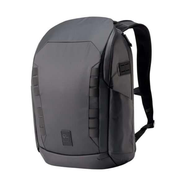 Gomatic Peter McKinnon Everyday Daypack - Bundle with 1 large cube -kamerareppu on moderni musta reppu, jossa on rakenteellinen muotoilu, pehmustetut olkahihnat ja useita kiinnityslenkkejä edessä ja sivuilla, kuvassa valkoista taustaa vasten.