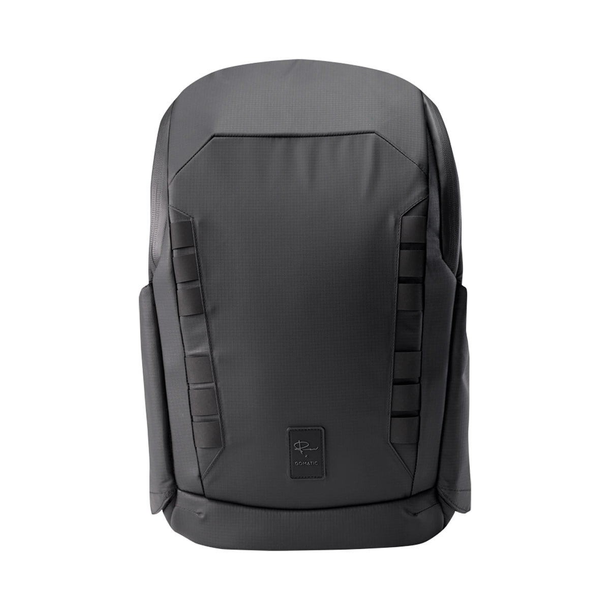 Gomatic Peter McKinnon Everyday Daypack - Bundle with 1 large cube -kamerareppu on tyylikäs musta reppu, jossa on minimalistinen muotoilu, pystysuorat linjat ja pieni suorakaiteen muotoinen logolaastari lähellä keskellä alareunaa valkoista taustaa vasten.
