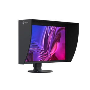 Eizo 27" ColorEdge CG2700S -monitori, jossa on musta huppu, näyttää näytöllään eloisan abstraktin vaaleanpunaisen ja violetin kuvan. Se seisoo pyöreällä jalustalla valkoista taustaa vasten.
