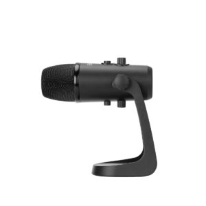 Boya BY-PM700 USB kondensaattorimikrofoni on musta pöytämikrofoni, jossa on verkkosäleikkö, sivusäätönupit ja integroitu jalusta, kuvassa valkoista taustaa vasten.