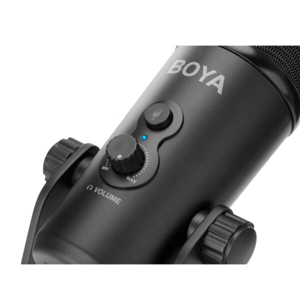 Lähikuva Boya BY-PM700 USB kondensaattorimikrofonin ohjauspaneelista, jossa on äänenvoimakkuuden säädin sinisellä LED-valolla, mykistyspainike mikrofonikuvakkeella ja osa kiinnitystarvikkeista.