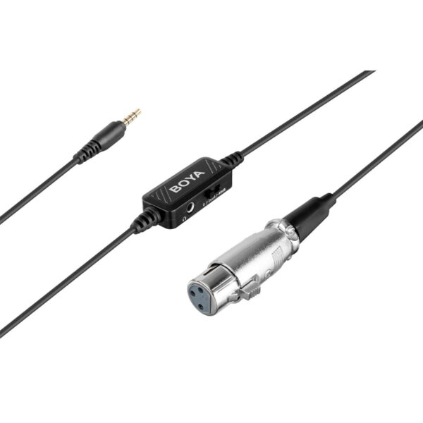 Boya BY-BCA6 XLR - 3,5 mm TRRS -sovitin on esitetty valkoisella pohjalla, ja siinä on 3,5 mm:n liitin, in-line-ohjauskotelo ja XLR-liitin.