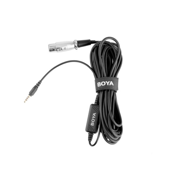 Boya BY-BCA6 XLR - 3,5 mm TRRS -sovitin on musta, kelattu äänikaapeli, jonka toisessa päässä on 3,5 mm:n liitin, toisessa XLR-liitin ja BOYA-merkkinen tarranauha, joka on kuvassa eristettynä valkoisella pohjalla.
