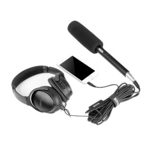 Mustat over-ear-kuulokkeet, älypuhelin ja Boya BY-BCA6 XLR - 3,5 mm TRRS -sovitin, jossa on pitkä musta kaapeli, on sijoitettu valkoiselle taustalle.