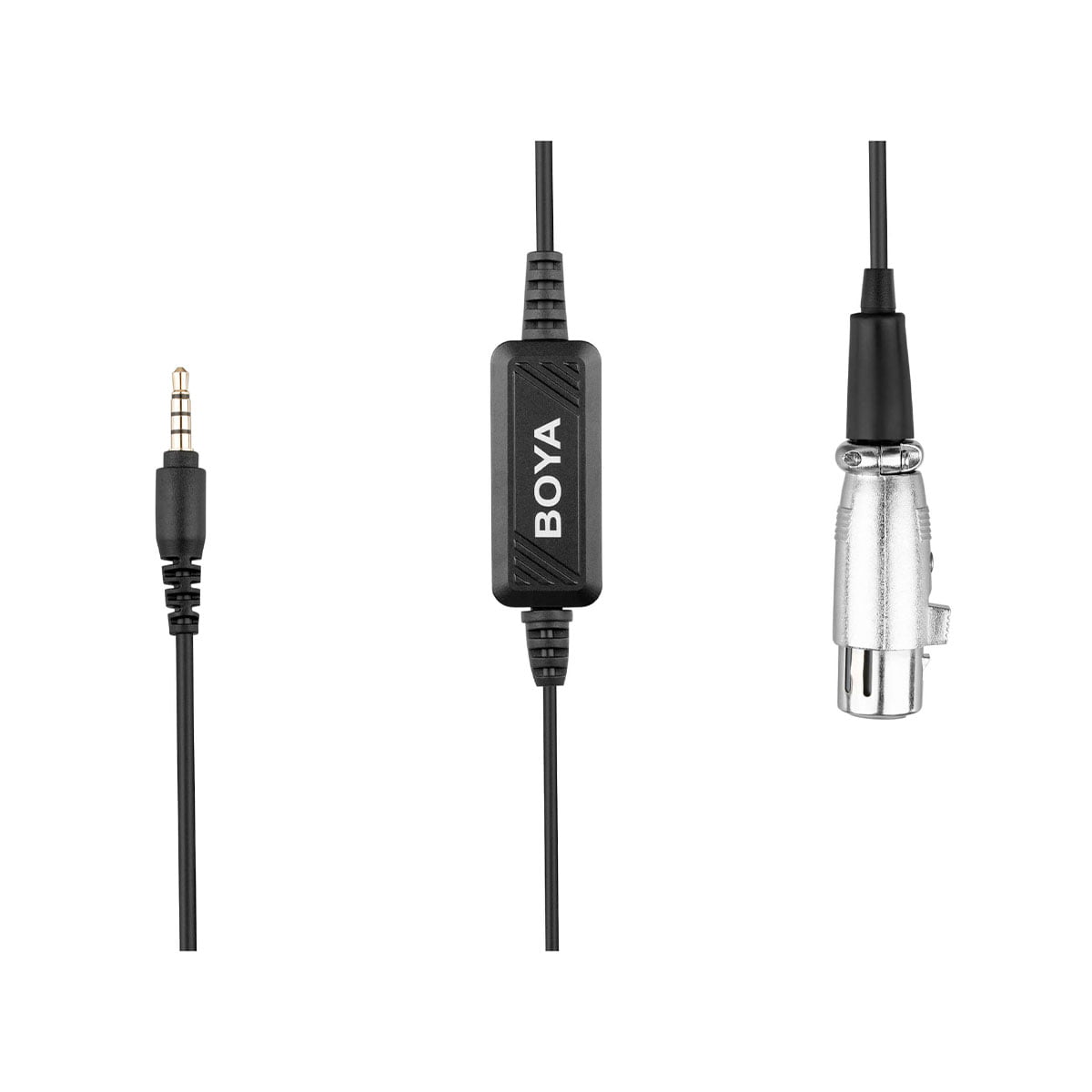 Lähikuva Boya BY-BCA6 XLR - 3,5 mm TRRS -sovittimesta, jossa keskellä on ohjauskotelo, vasemmalla 3,5 mm:n audioliitin ja oikealla hopeinen XLR-liitin valkoista taustaa vasten.
