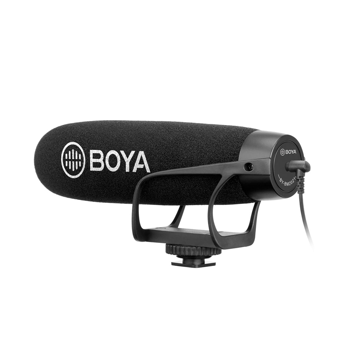 Mustassa Boya BY-BM2021 3,5 mm:n haulikko-kondensaattorimikrofonissa on vaahtomuovinen tuulisuoja, iskukiinnike kylmäkenkäadapterilla ja liitetty äänikaapeli valkoisella taustalla.