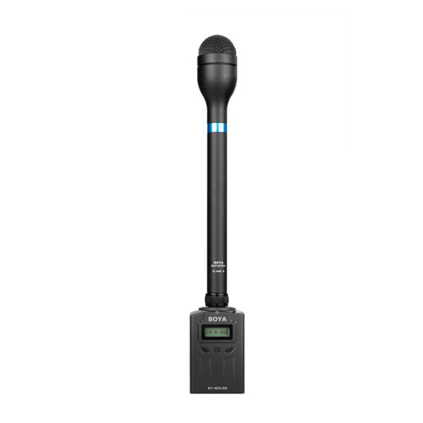 Boya BY-HM100 XLR Dynaaminen mikrofoni on musta, pitkävartinen mikrofoni, jossa on digitaalinen näyttö ja säätimet neliönmuotoisessa jalustassa, jossa on merkintä BOYA, kuvassa pystyasennossa valkoista taustaa vasten.