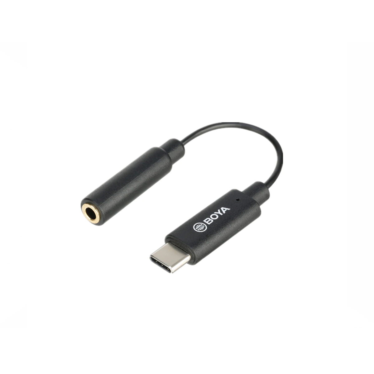 Boya BY-K4 -sovittimessa on USB-C-urosliitin ja 3,5 mm:n TRS-liitäntä, jotka on yhdistetty lyhyellä mustalla kaapelilla, ja se näkyy eristettynä valkoisella pohjalla.