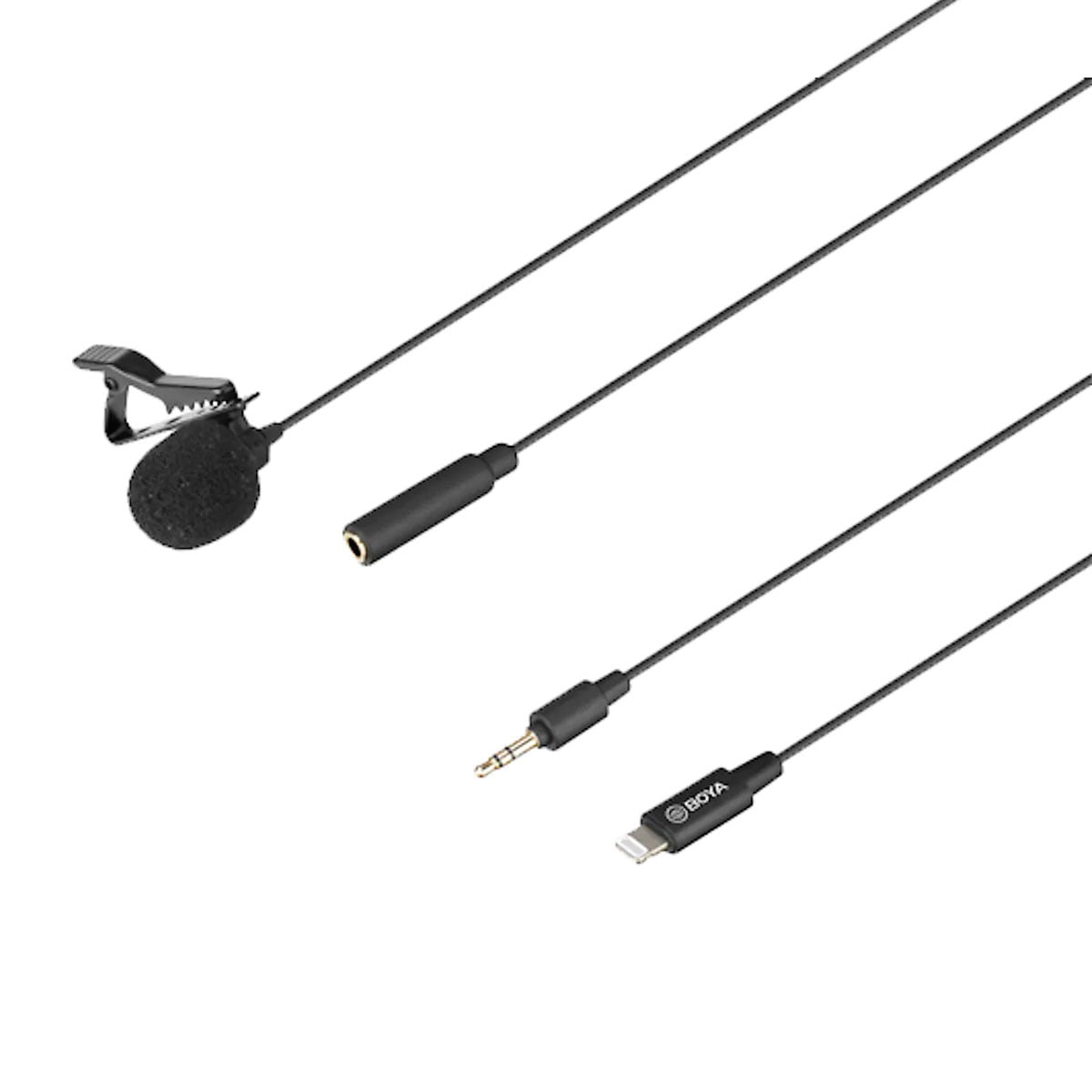 Boya BY-M2 Lavalier Lightning -mikrofoni, musta, vaahtomuovisella tuulisuojalla, klipsillä, 3,5 mm:n audioliitäntäkaapelilla ja Lightning-liitäntäkaapelilla, lepää valkoisella pohjalla.
