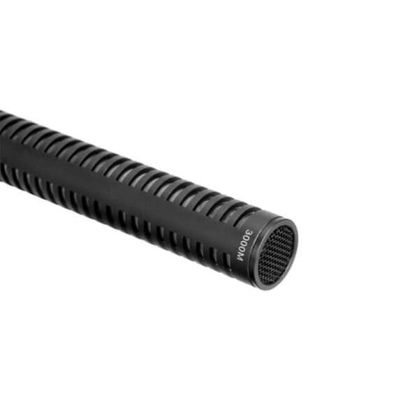 Boya-BY-PWM3000S-3 Lähikuva Boya BY-PVM3000S XLR lyhyestä haulikkokondensaattorimikrofonista, jossa on musta uritettu lieriömäinen runko ja verkkopää, eristettynä valkoiselle taustalle.