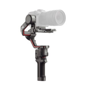 DJI RS 3 -gimbaali on käsikameran vakaaja, johon on kiinnitetty DSLR-kamera, ja siinä on musta kahva ja varsi punaisilla korostuksilla ja ohjauspainikkeilla, kuvassa tavallisella valkoisella pohjalla.