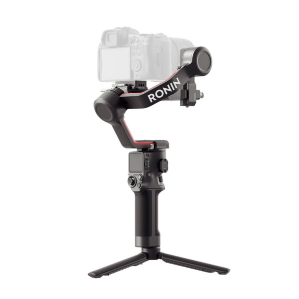 Musta DJI RS 3 -gimbaali kameranvakain, jossa on pieni jalusta ja sen päälle asennettu digitaalikamera, valkoista taustaa vasten.