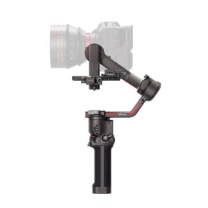 DJI RS 3 Pro -gimbaali on musta käsikameran gimbaalivakaaja, jossa on punaiset korostukset ja jossa on kahva, ohjauspainikkeet ja moottoroidut varret kameran vakauttamiseen ja tukemiseen. Kuvassa pitelee osittain läpinäkyvää kameraa.