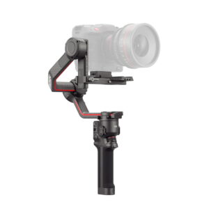 Mustan ja punaisen värinen DJI RS 3 Pro -gimbaali käsikameran vakaaja, jossa on digitaalinen kamera, jossa on suuri linssi, eristettynä valkoisella taustalla.