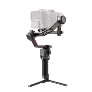 Musta DJI RS 3 Pro -gimbaali käsikameran kardaanivakaaja on asennettu pienelle jalustalle, joka tukee osittain läpinäkyvää digitaalikameraa.