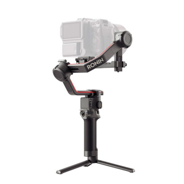 Musta DJI RS 3 Pro -gimbaali käsikameran kardaanivakaaja on asennettu pienelle jalustalle, joka tukee osittain läpinäkyvää digitaalikameraa.
