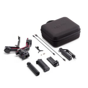 DJI RS 3 Pro -gimbaali, jossa on gimbaali, jalustakahva, kantolaukku, akut, kaapelit, asennuslevy, ruuvit ja tarvikkeet, on esillä valkoisella pinnalla.