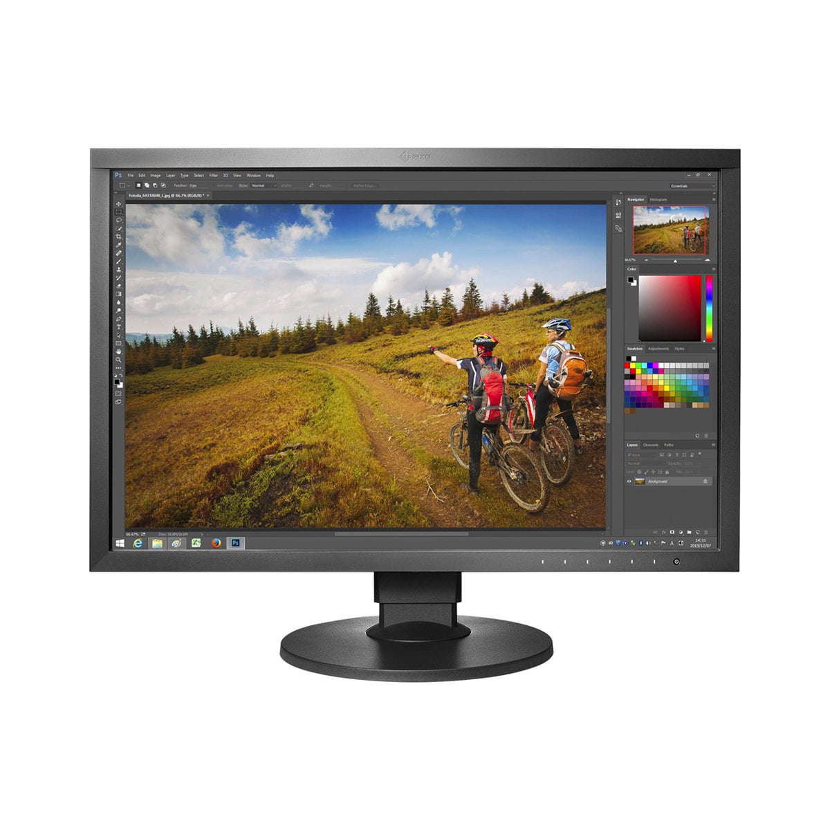 Eizo 24" ColorEdge CS2420-BK -näytöllä näkyy kuvankäsittelyohjelma, jossa on kuva kolmesta pyöräilijästä ruohikkoisella rinteellä, jota ympäröivät väripaletit ja muokkaustyökalut.