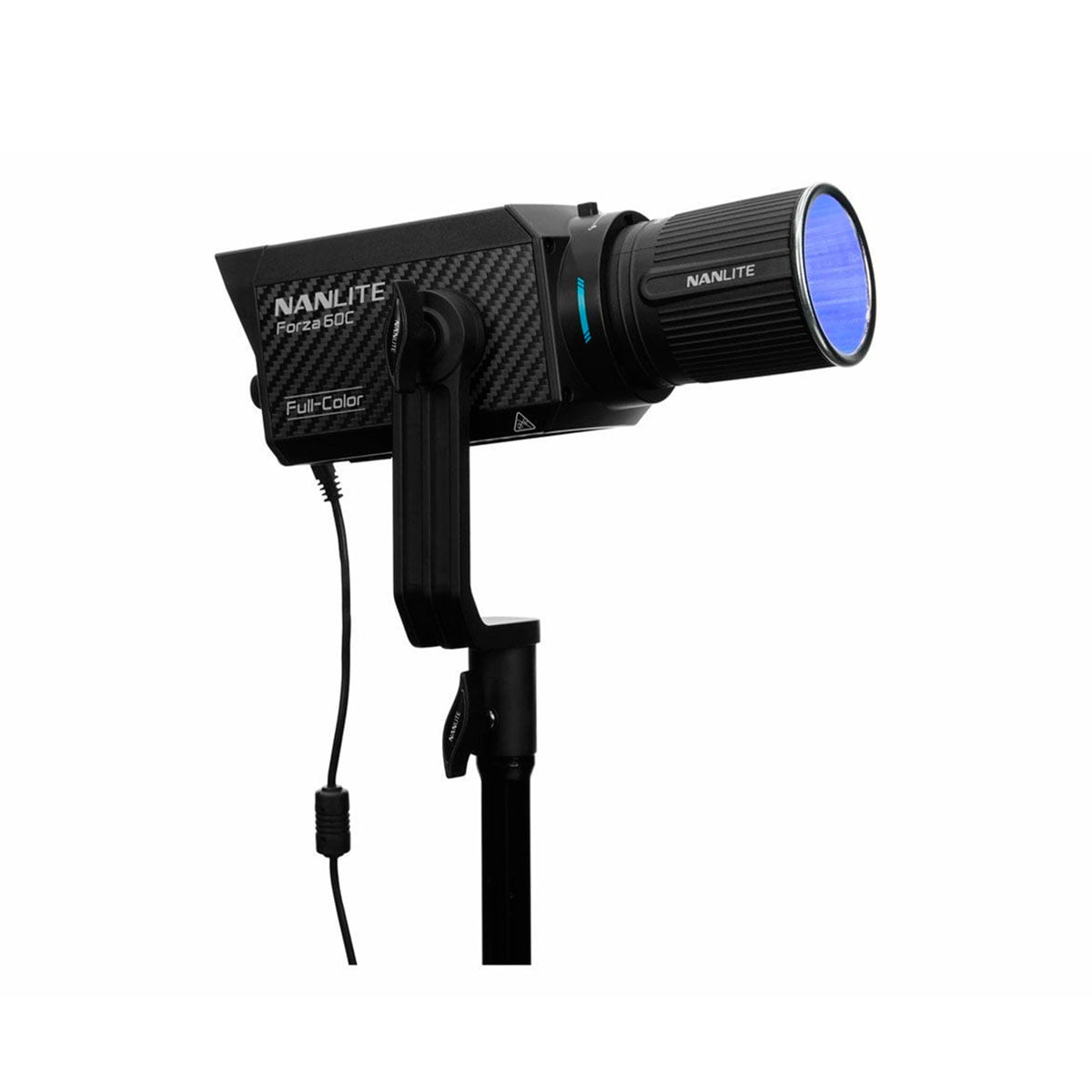NANLITE Forza 60C RGBLAC LED-valonheitin on asennettu mustaan jalustaan, jossa on sinisävyinen linssi ja joka on liitetty virtajohtoon, valkoista taustaa vasten.