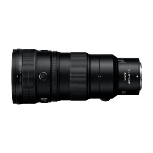 Nikon Nikkor Z 400mm f/4.5 VR S -objektiivi on musta teleobjektiivi, jossa on kuvioitu zoomausrengas ja yksityiskohtaiset merkinnät sivuprofiilissa valkoista taustaa vasten.