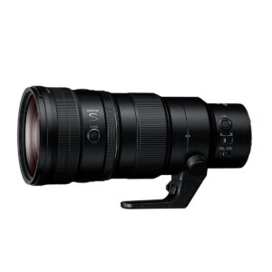 Nikon Nikkor Z 400mm f/4.5 VR S -objektiivi on musta teleobjektiivi, jossa on jalustapanta, useita säätörenkaita, merkittyjä kytkimiä ja painikkeita, kuvassa valkoista taustaa vasten.