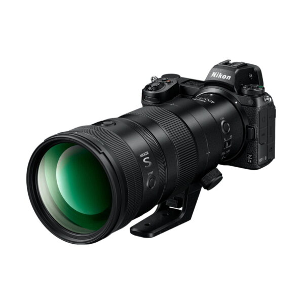 Nikon Nikkor Z 400mm f/4.5 VR S -teleobjektiivi, jossa on jalustakiinnitys, näkyy mustassa kamerassa valkoista taustaa vasten.