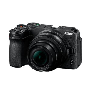 A Nikon Z30 -järjestelmäkamera musta runko irrotettavalla objektiivilla, esitelty kulmasta valkoisella taustalla; kamerassa on teksturoitu ote ja näkyvät säätöpainikkeet.