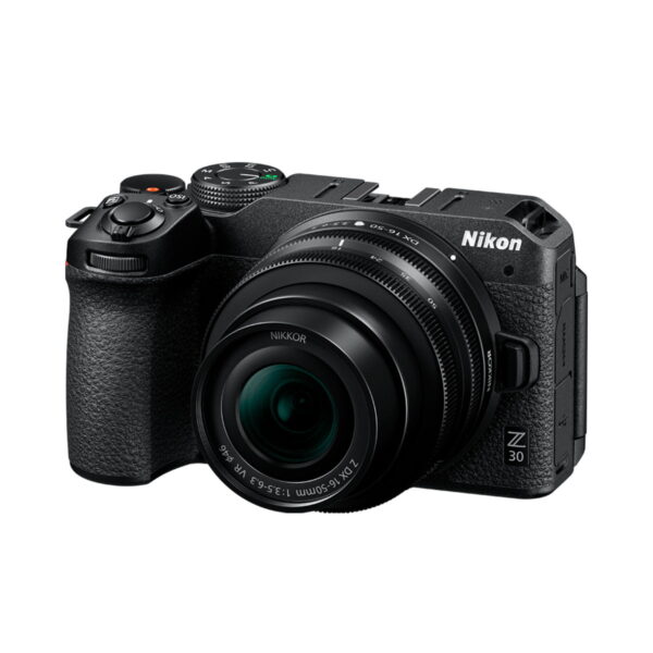 A Nikon Z30 -järjestelmäkamera musta runko irrotettavalla objektiivilla, esitelty kulmasta valkoisella taustalla; kamerassa on teksturoitu ote ja näkyvät säätöpainikkeet.