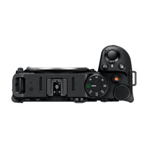 Nikon Z30 -järjestelmäkameran rungon ylhäältä katsottuna säätimet, suljinpainike, virtakytkin, kuumakenkäkiinnitys ja muistikorttipaikka näkyvissä. Kameran objektiivi ei ole kiinnitetty.