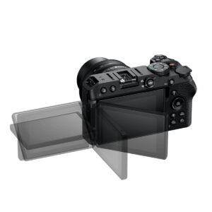 Mustassa Nikon Z30 -järjestelmäkamerassa on täysin nivelletty LCD-näyttö, joka näkyy kolmessa asennossa, mikä korostaa sen kykyä kallistaa ja kääntää kameran runkoa ulospäin.