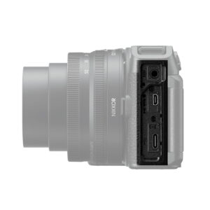 Nikon Z30 -järjestelmäkameran sivukuvassa näkyy objektiivi ulosvedettynä ja kolme avointa porttia - mikrofonitulo, mikro HDMI ja USB-C - kameran oikealla puolella.