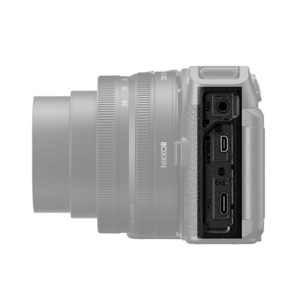 Nikon Z30 -järjestelmäkameran sivukuvassa näkyy objektiivi ulosvedettynä ja kolme avointa porttia - mikrofonitulo, mikro HDMI ja USB-C - kameran oikealla puolella.