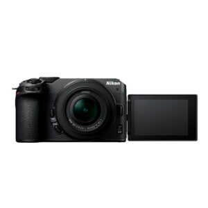 Nikon Z30 + Nikkor Z DX 16-50mm f/3.5-6.3 VR mustana on kuvattu edestä valkoista taustaa vasten, ja sen ulosvedettävä LCD-näyttö on laajennettu oikealle.