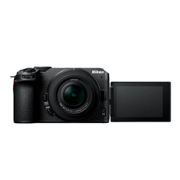 Nikon Z30 + Nikkor Z DX 16-50mm f/3.5-6.3 VR mustana on kuvattu edestä valkoista taustaa vasten, ja sen ulosvedettävä LCD-näyttö on laajennettu oikealle.