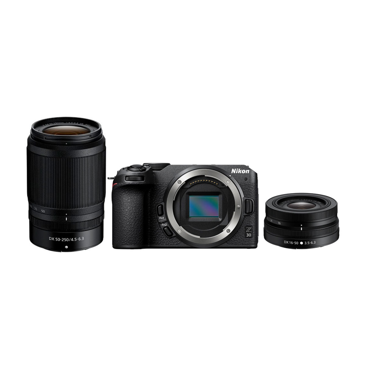 Kuvassa Nikon Z30 -kamera ja oikealla Nikkor Z DX 16-50mm f/3.5-6.3 VR -objektiivi ja vasemmalla Nikkor Z DX 50-250mm f/4.5-6.3 VR -telezoom-objektiivi, kaikki valkoista taustaa vasten.