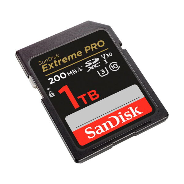 Sandisk SDXC 1TB Extreme Pro 200MB/s -muistikortti on musta muistikortti, jossa on punainen, valkoinen ja kultainen etiketti, jossa näkyy sen V30-, U3- ja Class 10 -luokitukset.