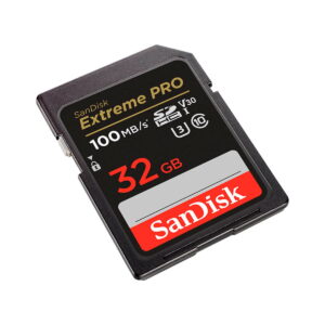 Sandisk SDXC 32GB Extreme Pro 100MB/s -muistikortti, UHS-I, Class 10, U3 ja V30-merkinnät, näkyy valkoista taustaa vasten.