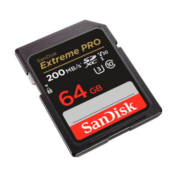 Sandisk SDXC 64GB Extreme Pro 200MB/s -muistikortti on musta muistikortti, jossa on punainen, kultainen ja valkoinen etiketti, jossa on tuotemerkki ja tekniset tiedot. Kapasiteetti on 64GB ja lukunopeus jopa 200MB/s.