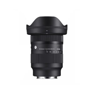 Sigma 16-28mm f/2.8 DG DN Contemporary -objektiivi (Sony E), musta, seisoo pystyasennossa valkoisella taustalla, ja siinä on leveä huppu ja selkeät polttoväli- ja aukkomerkinnät tynnyrissä.