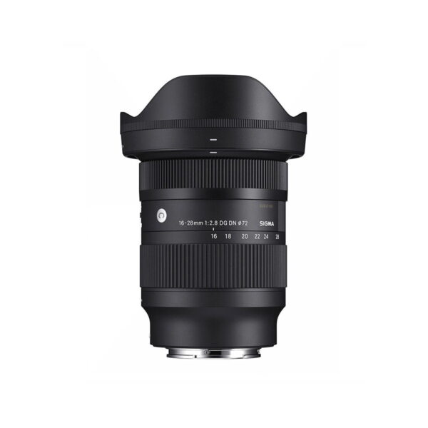 Sigma 16-28mm f/2.8 DG DN Contemporary -objektiivi (Sony E), musta, seisoo pystyasennossa valkoisella taustalla, ja siinä on leveä huppu ja selkeät polttoväli- ja aukkomerkinnät tynnyrissä.