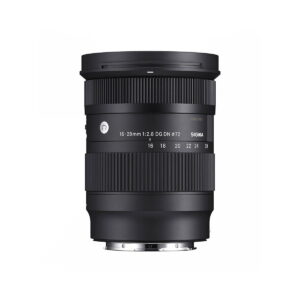 Sigma 16-28mm f/2.8 DG DN DN Contemporary -objektiivi (Sony E), musta, seisoo pystyssä valkoisella taustalla, ja sen tarkennusrengas ja zoomausrengas, objektiivin merkinnät ja etiketin tiedot ovat näkyvissä.