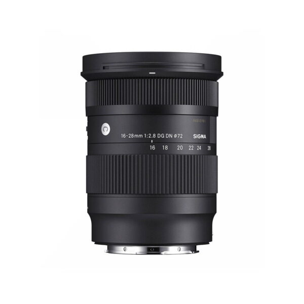 Sigma 16-28mm f/2.8 DG DN DN Contemporary -objektiivi (Sony E), musta, seisoo pystyssä valkoisella taustalla, ja sen tarkennusrengas ja zoomausrengas, objektiivin merkinnät ja etiketin tiedot ovat näkyvissä.